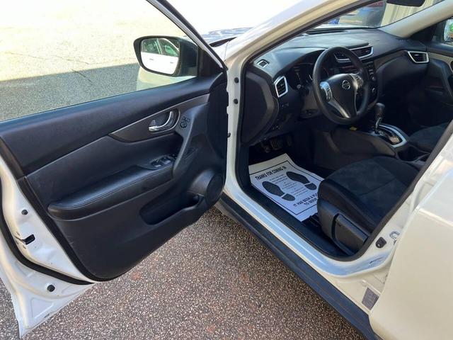 Photo of 2016 Glacier White Nissan Rogue