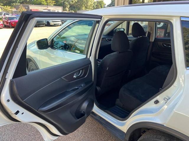 Photo of 2016 Glacier White Nissan Rogue