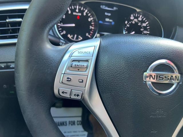 Photo of 2016 Glacier White Nissan Rogue