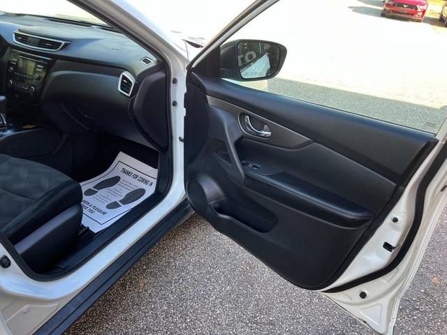 Photo of 2016 Glacier White Nissan Rogue