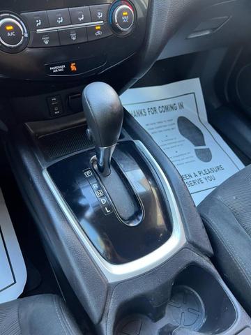 Photo of 2016 Glacier White Nissan Rogue