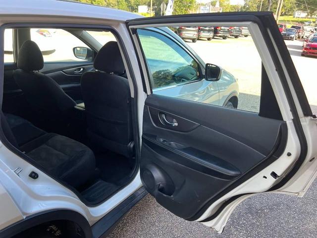 Photo of 2016 Glacier White Nissan Rogue