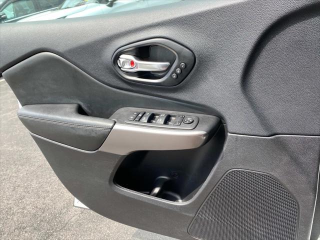 Photo of 2022 Bright White Clearcoat Jeep Cherokee