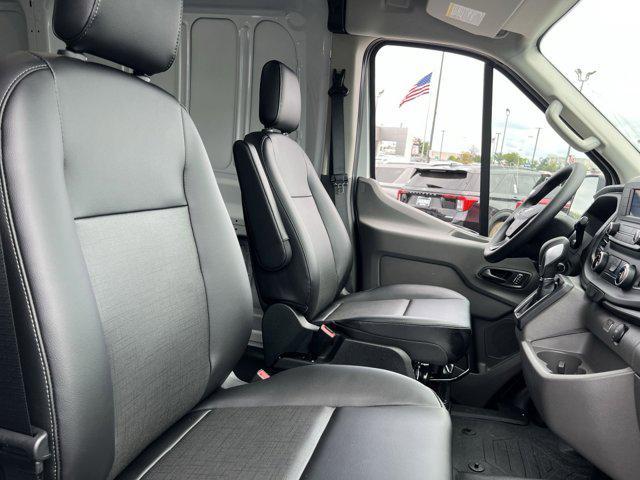 Photo of 2025 Oxford White Ford Transit-250