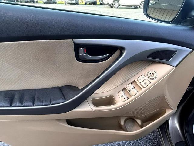 Photo of 2013 Tan Hyundai ELANTRA