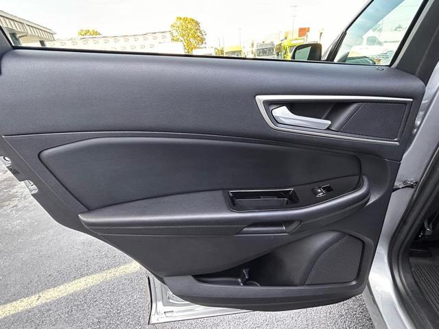 Photo of 2020 Iconic Silver Metallic Ford Edge