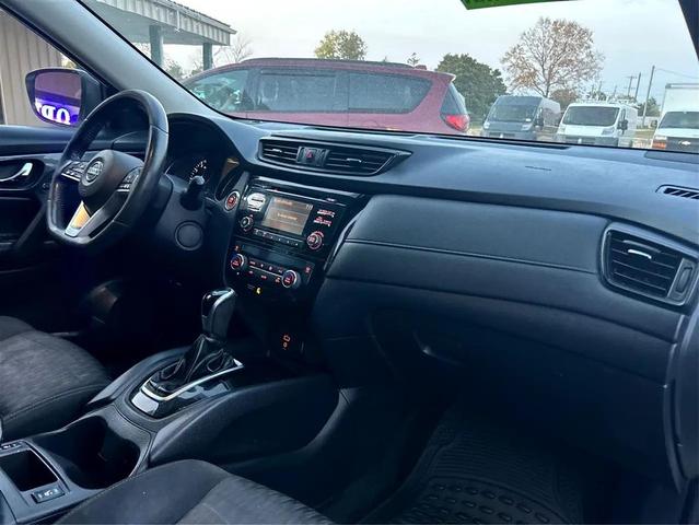 Photo of 2017 White Nissan Rogue