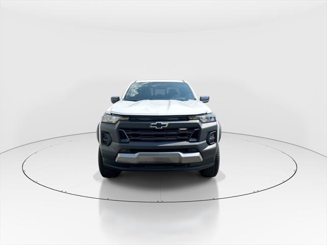 Photo of 2025 Summit White Chevrolet Colorado