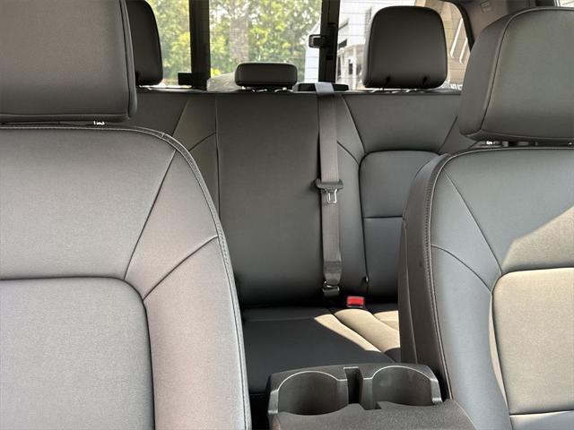 Photo of 2025 Summit White Chevrolet Colorado