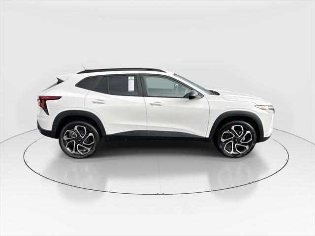 Photo of 2025 Summit White Chevrolet Trax