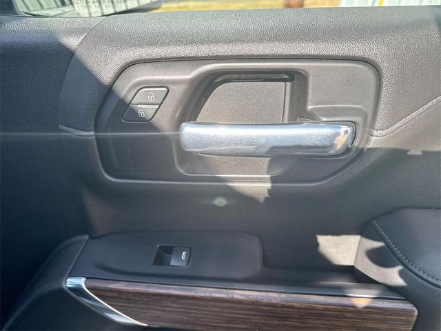 Photo of 2021 Iridescent Pearl Tricoat Chevrolet Silverado 1500