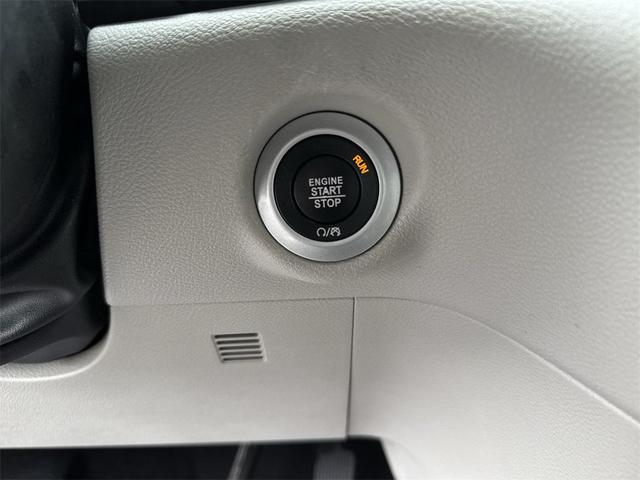 Photo of 2023 Silver Mist Clearcoat Chrysler Voyager