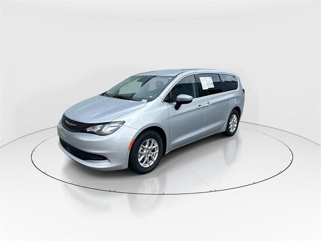 Photo of 2023 Silver Mist Clearcoat Chrysler Voyager