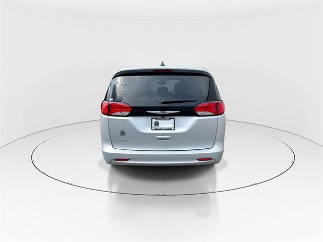 Photo of 2023 Silver Mist Clearcoat Chrysler Voyager