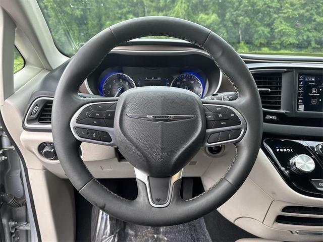 Photo of 2023 Silver Mist Clearcoat Chrysler Voyager