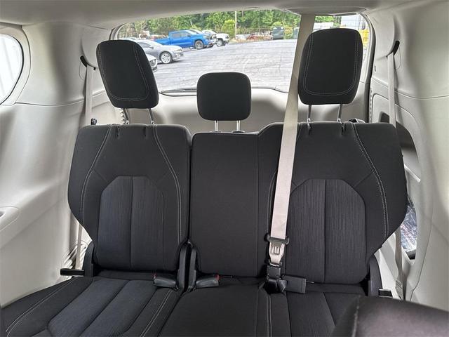 Photo of 2023 Silver Mist Clearcoat Chrysler Voyager