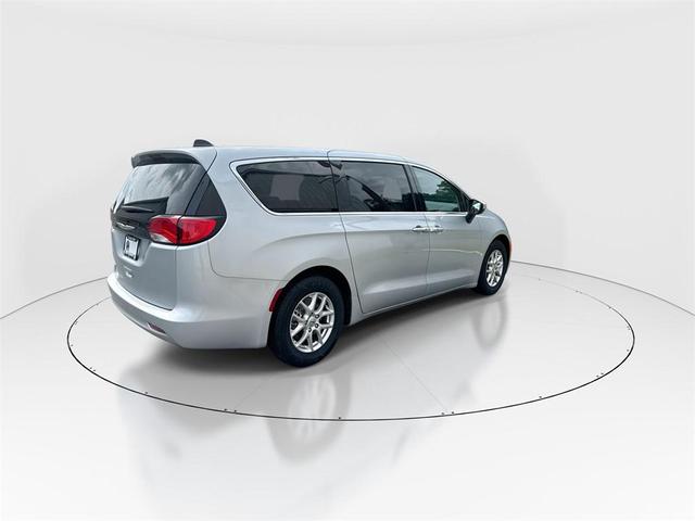 Photo of 2023 Silver Mist Clearcoat Chrysler Voyager