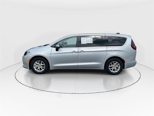 Photo of 2023 Silver Mist Clearcoat Chrysler Voyager