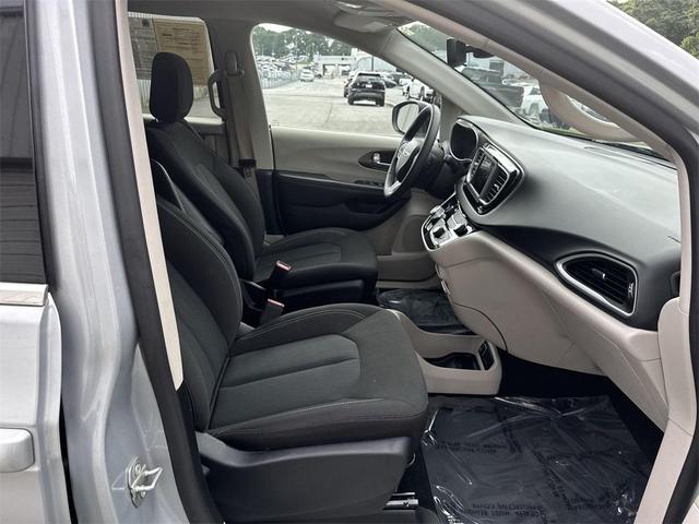 Photo of 2023 Silver Mist Clearcoat Chrysler Voyager