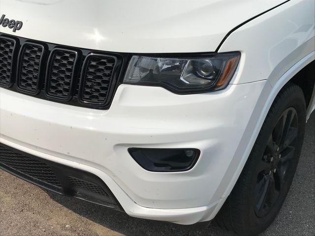 Photo of 2017 Bright White Clearcoat Jeep Grand Cherokee