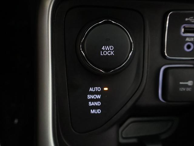 Photo of 2020 Diamond Black Crystal Pearlcoat Jeep Compass