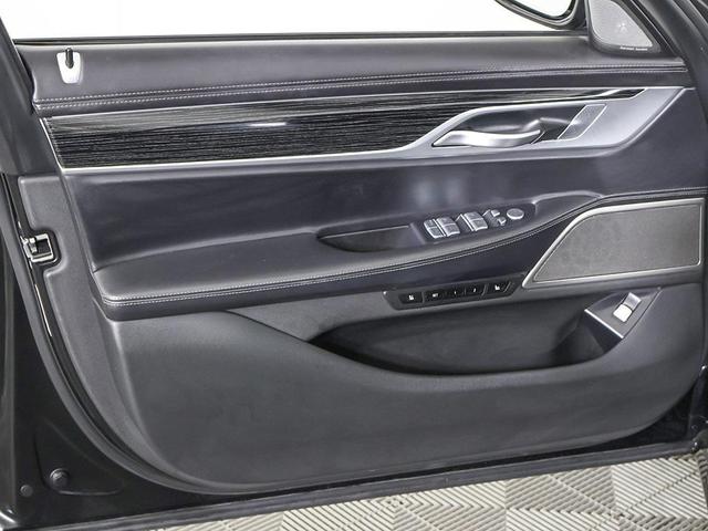 Photo of 2022 Black Sapphire Metallic BMW 750