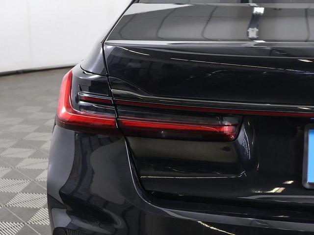 Photo of 2022 Black Sapphire Metallic BMW 750