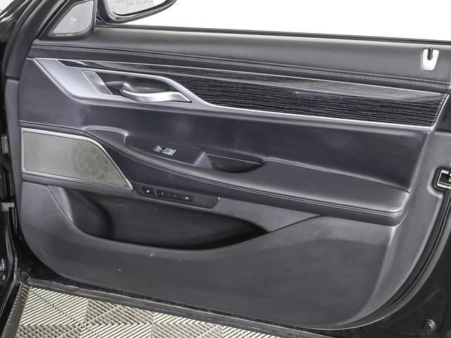 Photo of 2022 Black Sapphire Metallic BMW 750