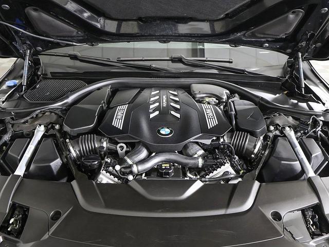 Photo of 2022 Black Sapphire Metallic BMW 750