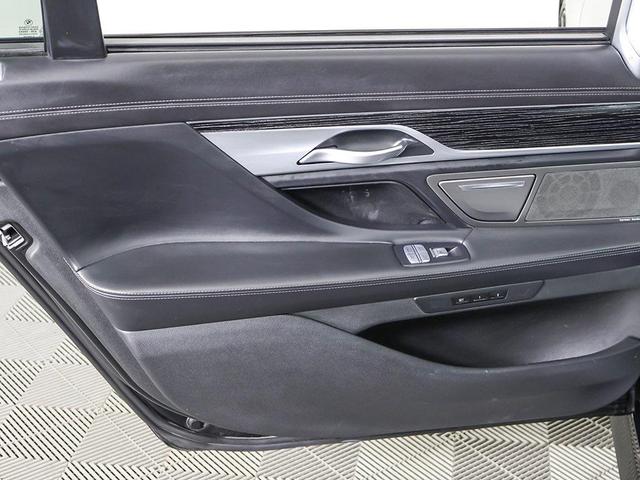 Photo of 2022 Black Sapphire Metallic BMW 750