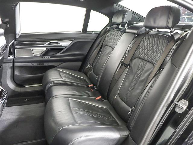 Photo of 2022 Black Sapphire Metallic BMW 750