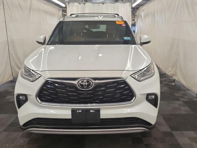 Photo of 2022 White Toyota Highlander