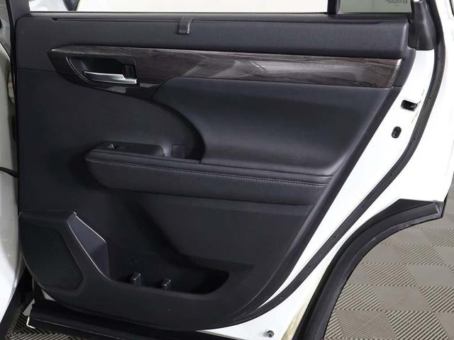 Photo of 2023 Wind Chill Pearl Toyota Highlander Hybrid
