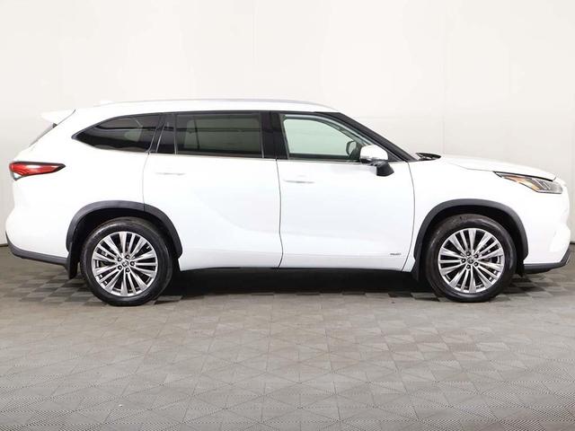 Photo of 2023 Wind Chill Pearl Toyota Highlander Hybrid