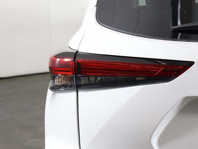 Photo of 2023 Wind Chill Pearl Toyota Highlander Hybrid