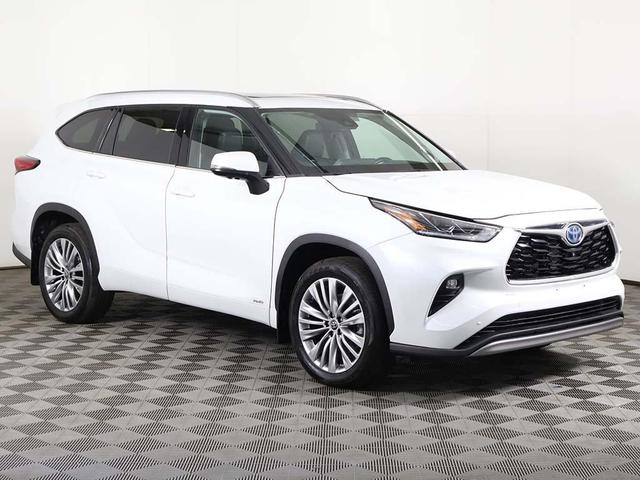 Photo of 2023 Wind Chill Pearl Toyota Highlander Hybrid