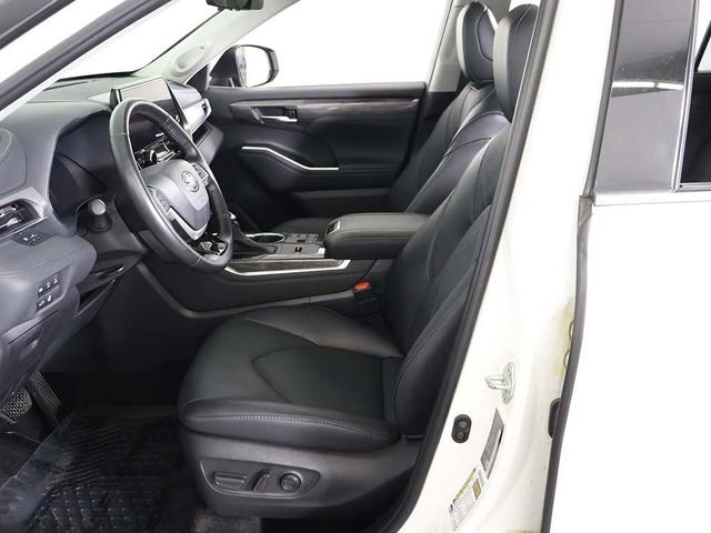 Photo of 2023 Wind Chill Pearl Toyota Highlander Hybrid
