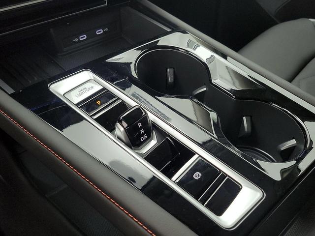 Photo of 2025 White Volkswagen Atlas