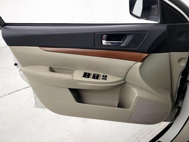 Photo of 2014 White Subaru Outback