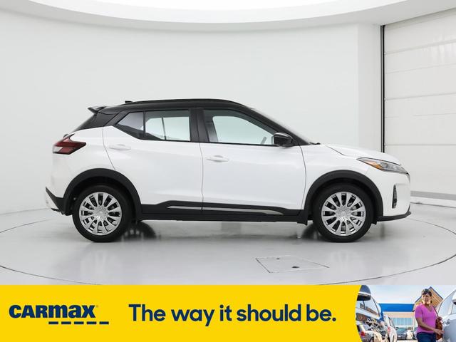 Photo of 2022 White Nissan Kicks