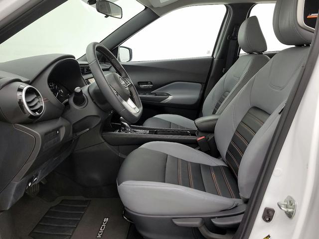 Photo of 2022 White Nissan Kicks