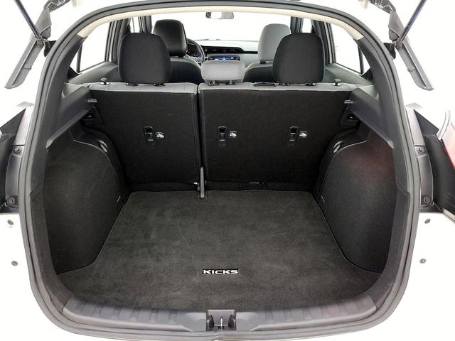 Photo of 2022 White Nissan Kicks