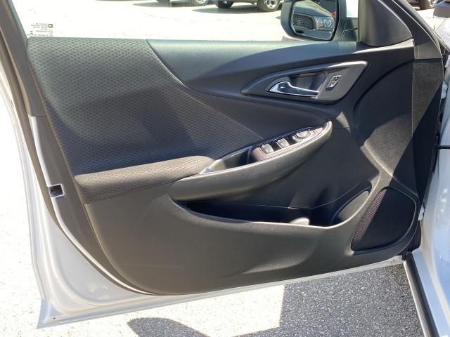 Photo of 2018 Summit White Chevrolet Malibu