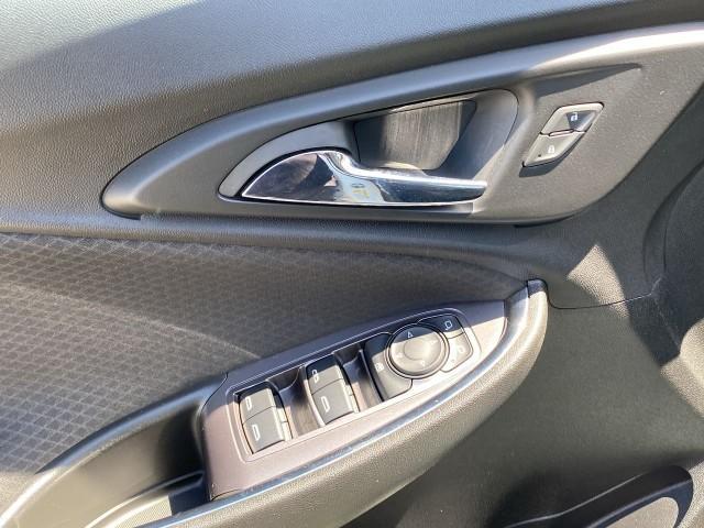 Photo of 2018 Summit White Chevrolet Malibu