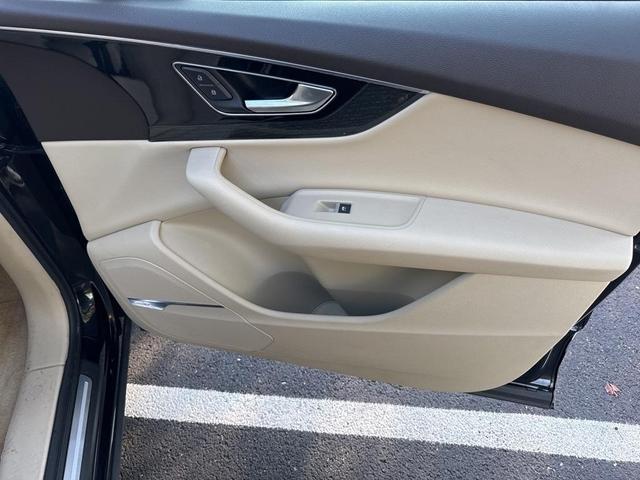 Photo of 2019 Orca Black Metallic Audi Q7