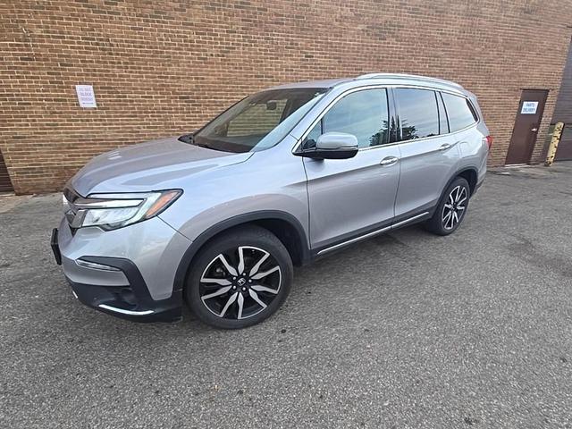 Photo of 2019 Lunar Silver Metallic Honda Pilot