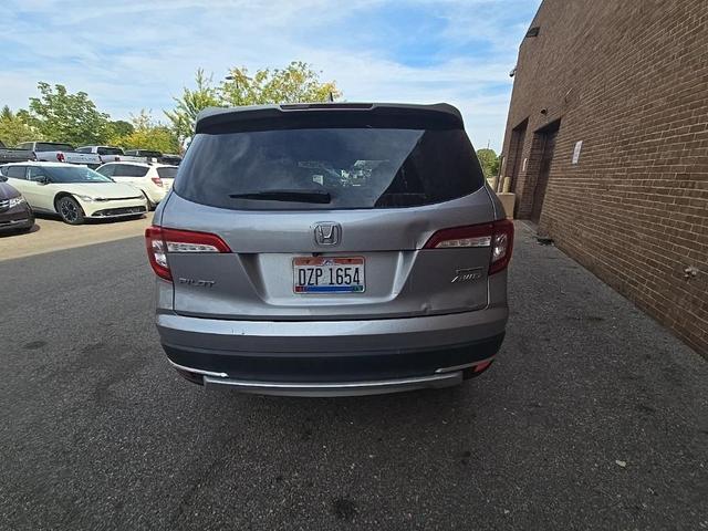 Photo of 2019 Lunar Silver Metallic Honda Pilot