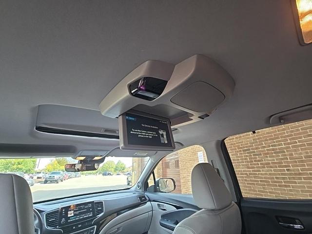Photo of 2019 Lunar Silver Metallic Honda Pilot