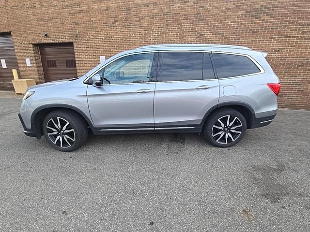 Photo of 2019 Lunar Silver Metallic Honda Pilot