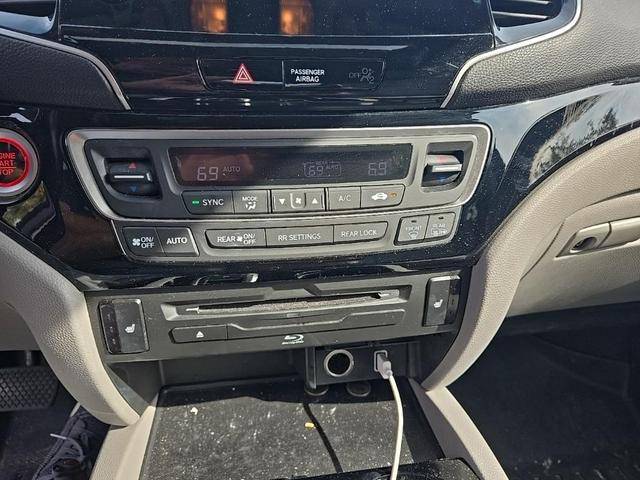 Photo of 2019 Lunar Silver Metallic Honda Pilot